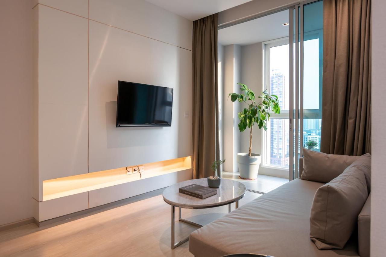 Jasmine 59 Hotel Bangkok Exterior foto A living room in a serviced apartment in Hong Kong