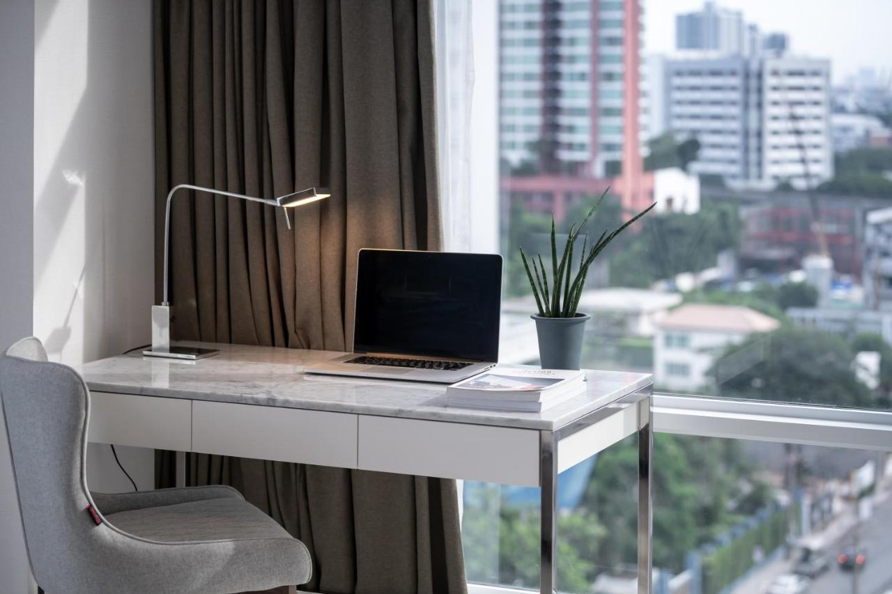 Jasmine 59 Hotel Bangkok Exterior foto A modern desk lamp