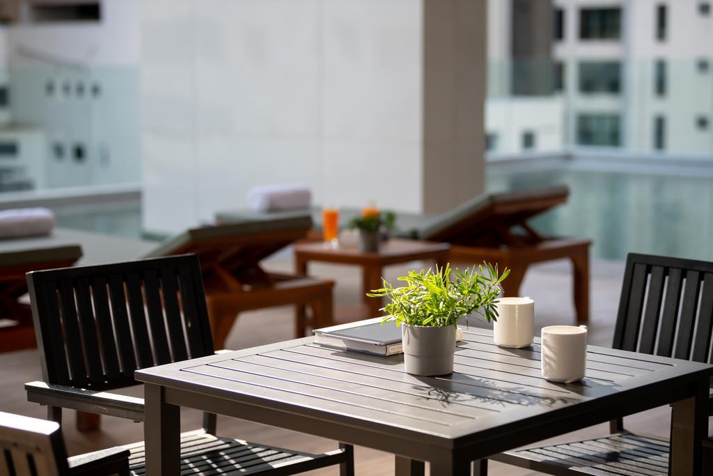 Jasmine 59 Hotel Bangkok Exterior foto A table and chairs