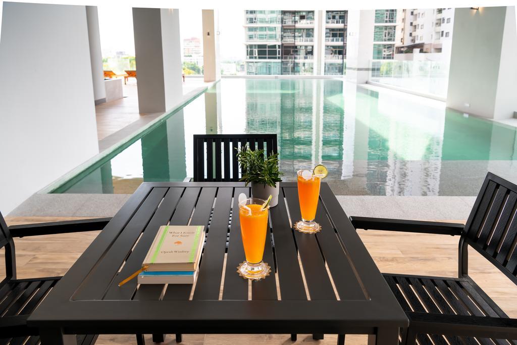 Jasmine 59 Hotel Bangkok Exterior foto A poolside table and chairs