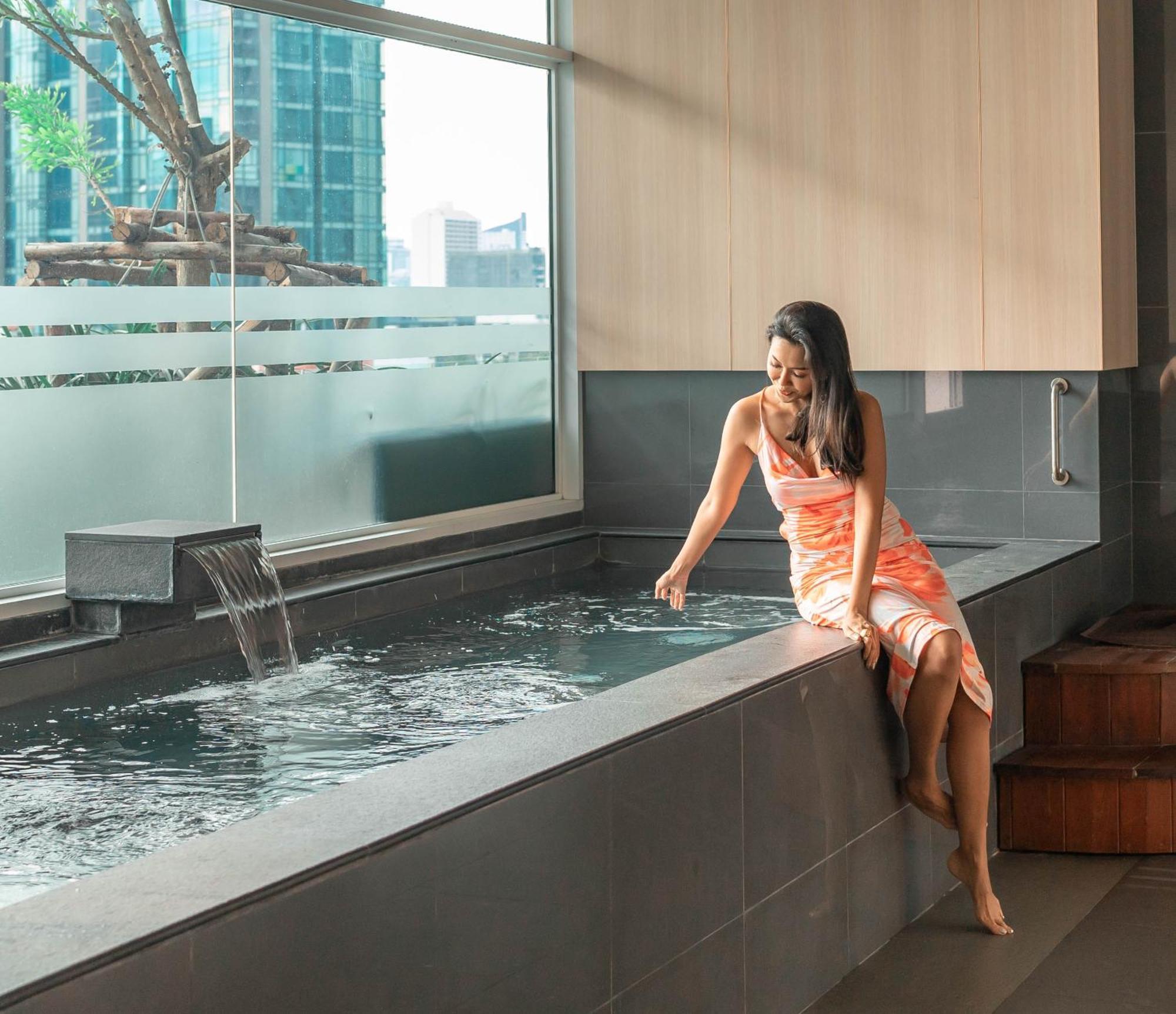 Jasmine 59 Hotel Bangkok Exterior foto A woman in a modern onsen
