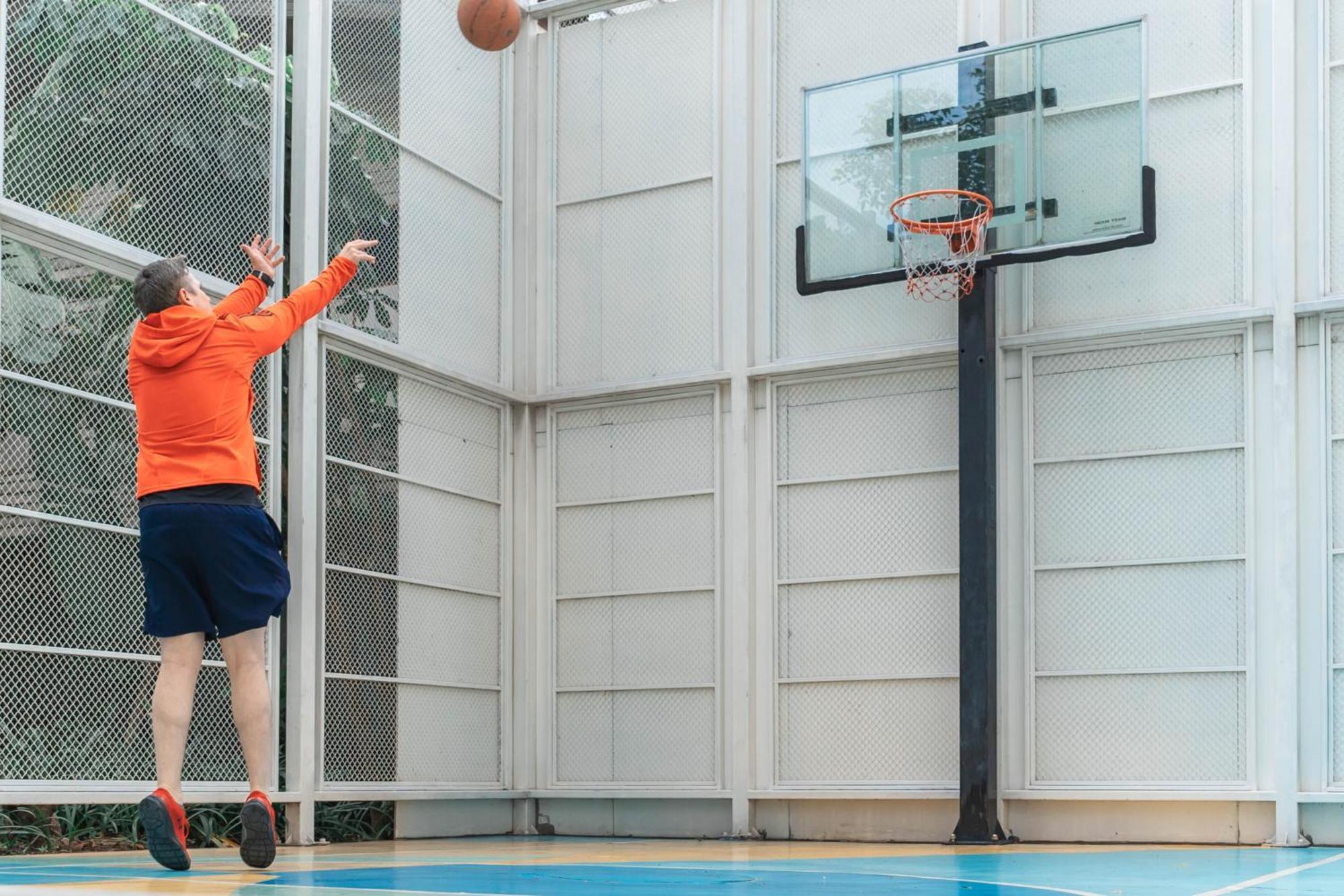 Jasmine 59 Hotel Bangkok Exterior foto Basketball player shooting a layup