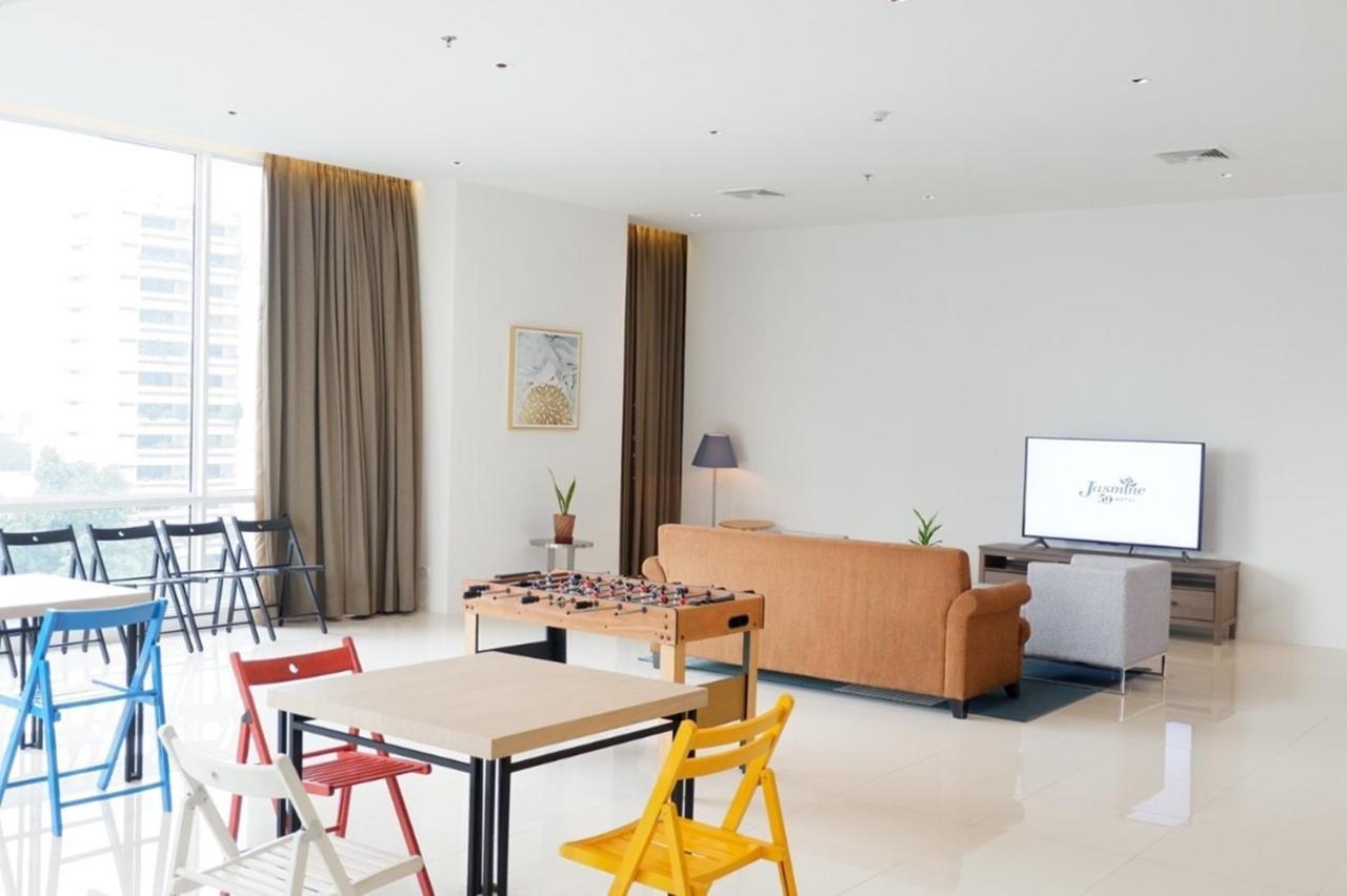 Jasmine 59 Hotel Bangkok Exterior foto A living room in a serviced apartment in Kuala Lumpur, Malaysia